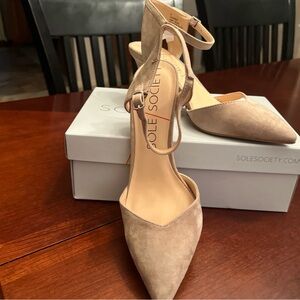 Sole Society Women's Beige Pointed Heels